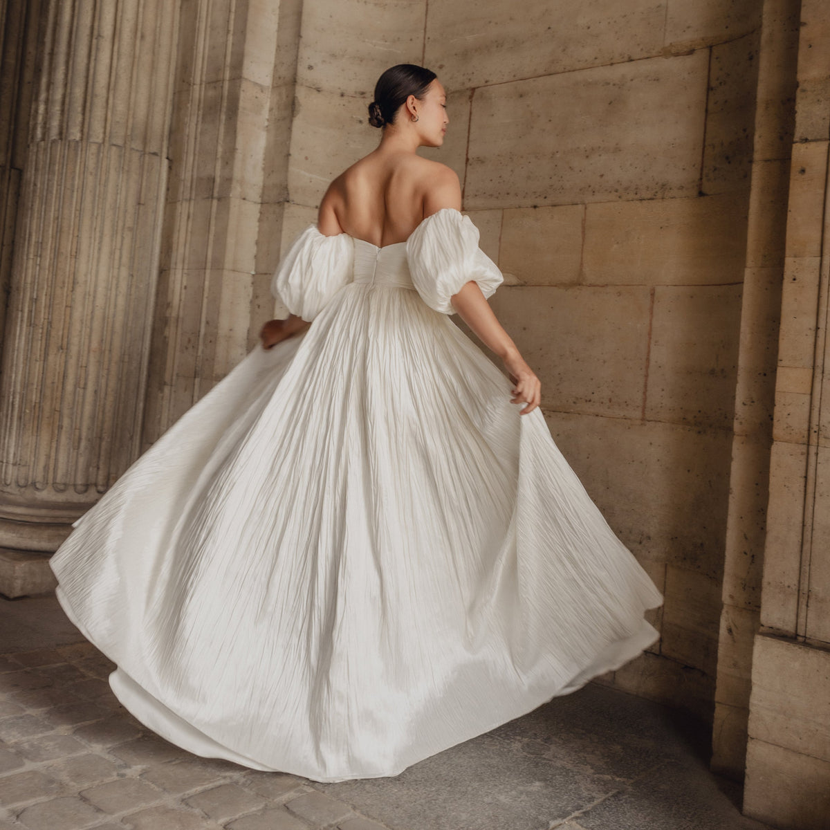 Mona : A pleated taffeta wedding dress with removable puff sleeves