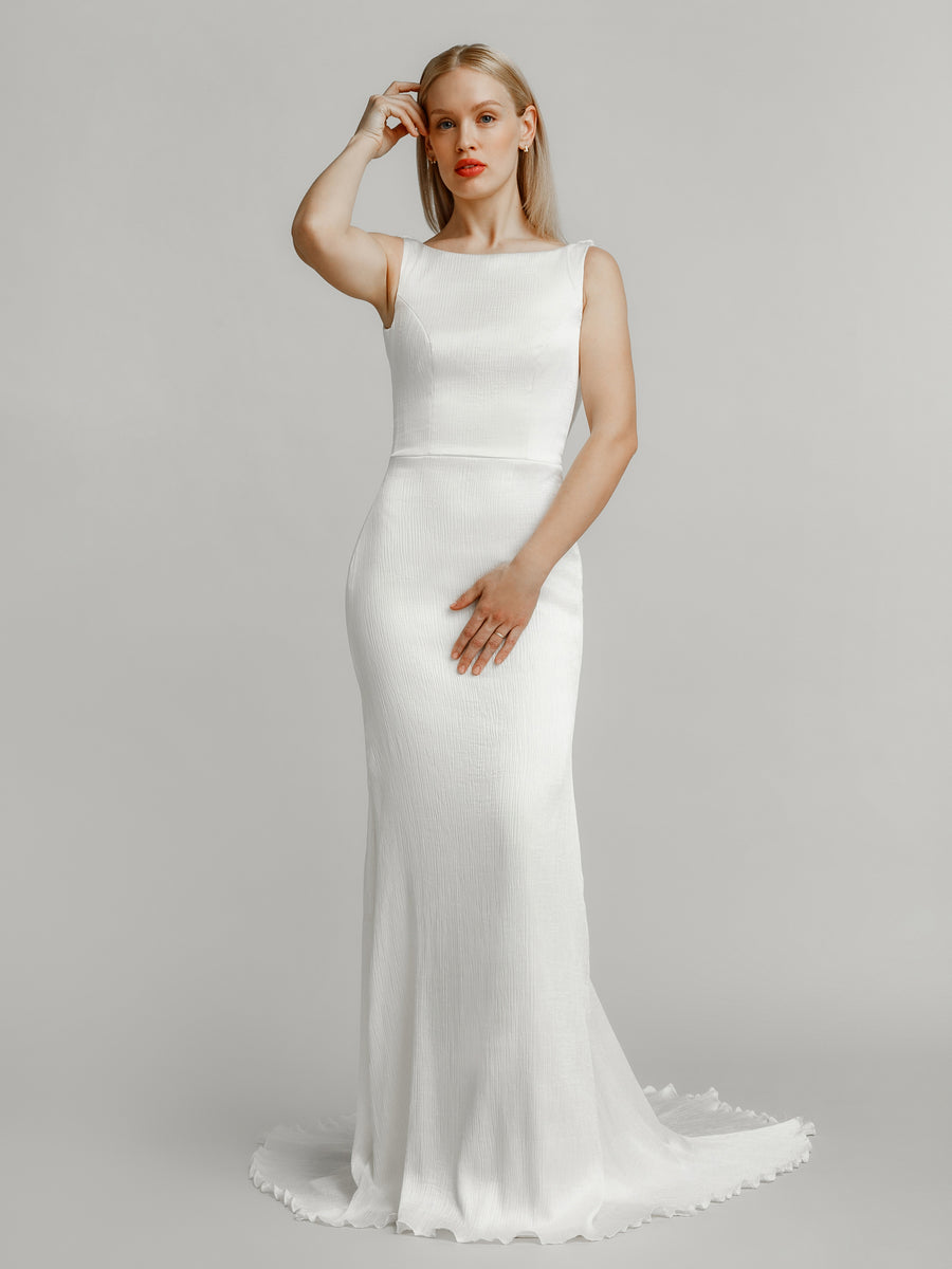 Adele : An elegant wedding dress with a boat neck
