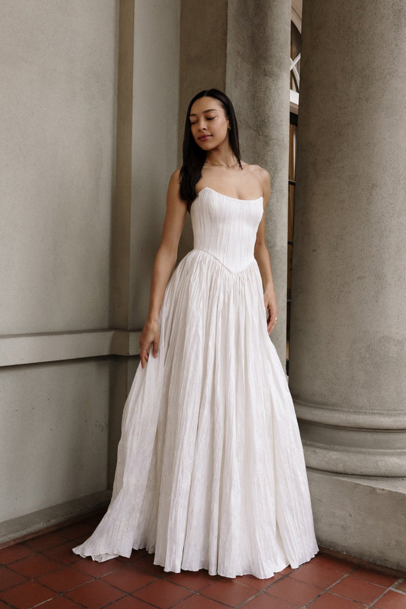 Hera : A sculptural wedding dress in pleated taffeta with a cat-eye st –  Aesling