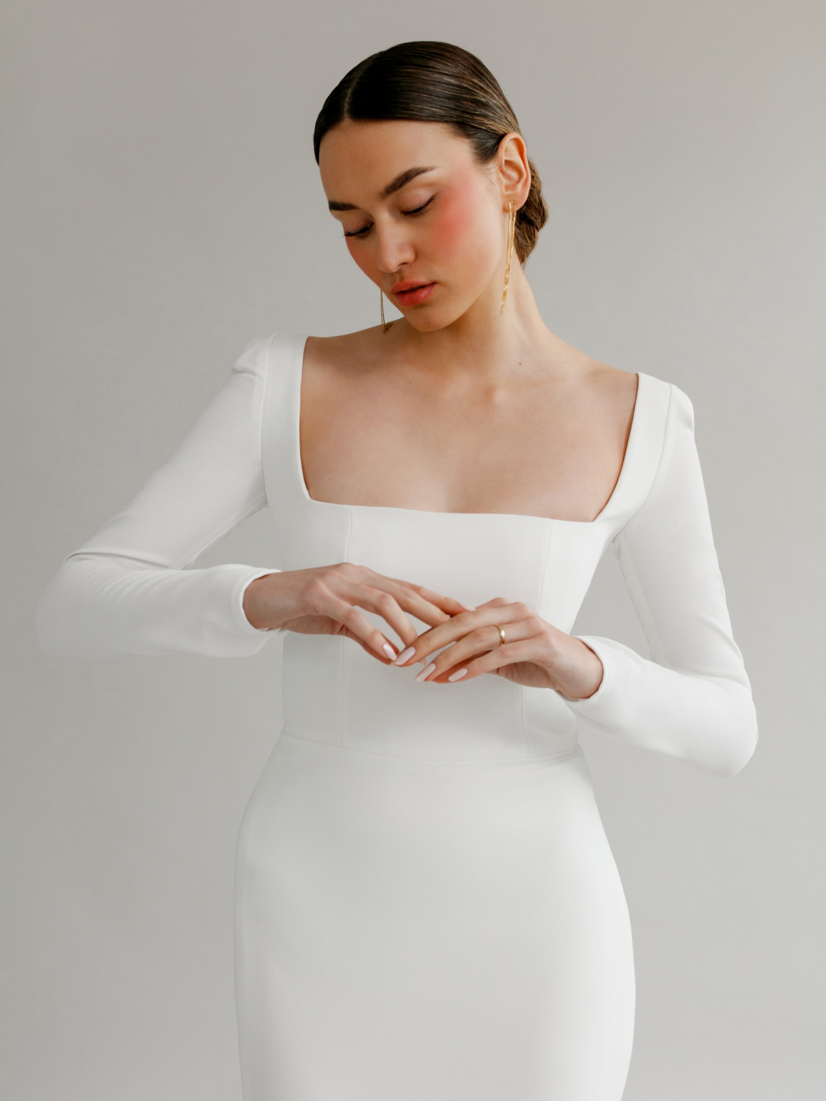 Frida : An elegant wedding gown with long sleeves and a square neck