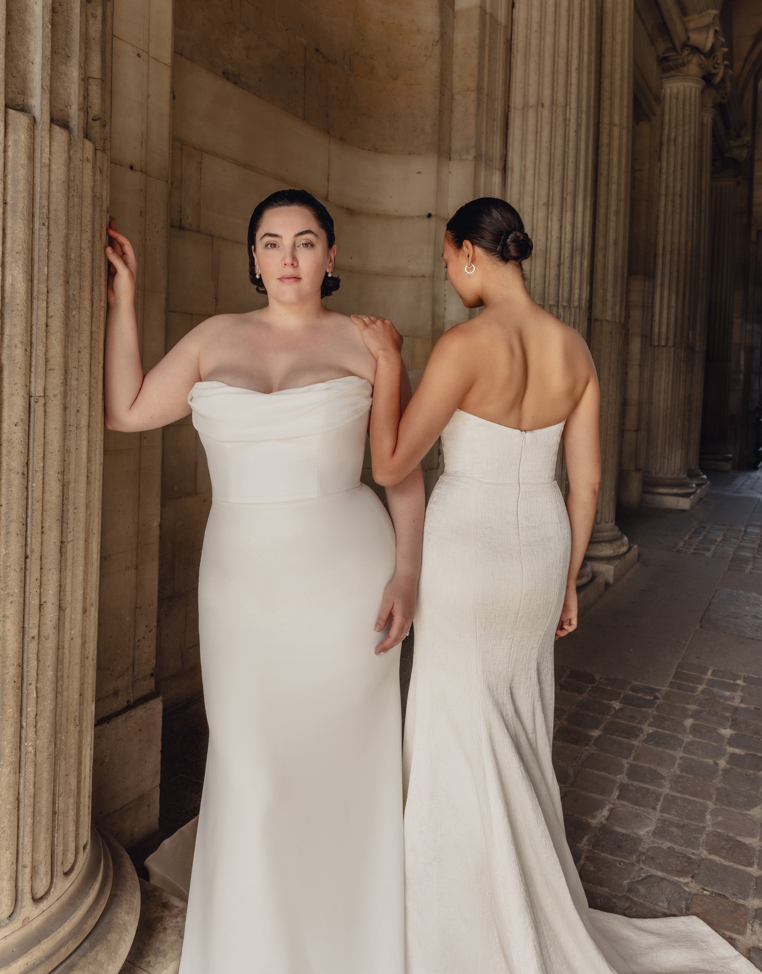 Venus : A strapless mermaid wedding gown with a front cowl