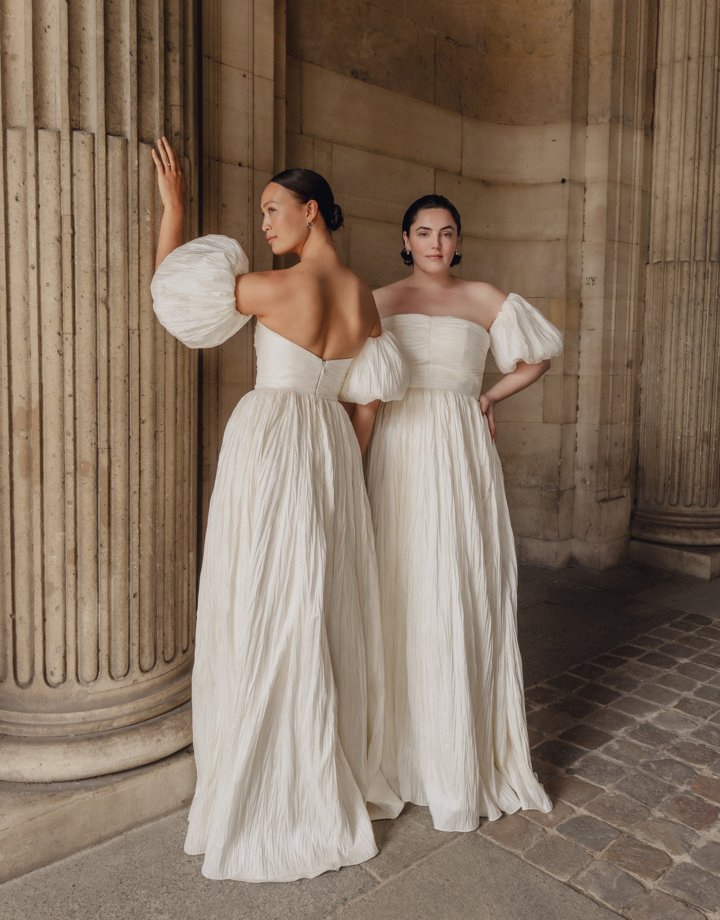 Mona : A pleated taffeta wedding dress with removable puff sleeves