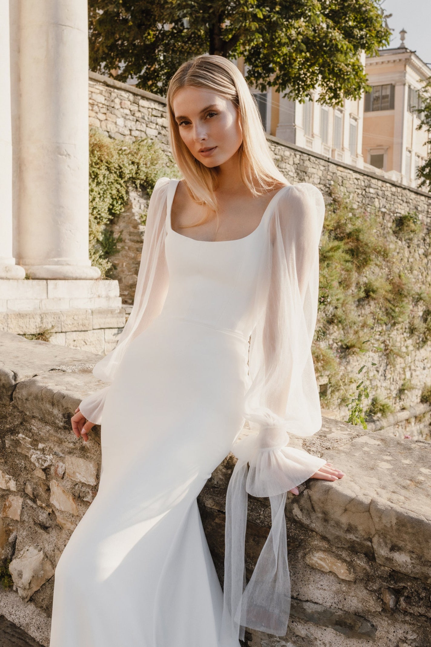 Crimped Tulle Bishop Sleeve : A detachable bishop sleeve made of crimped tulle