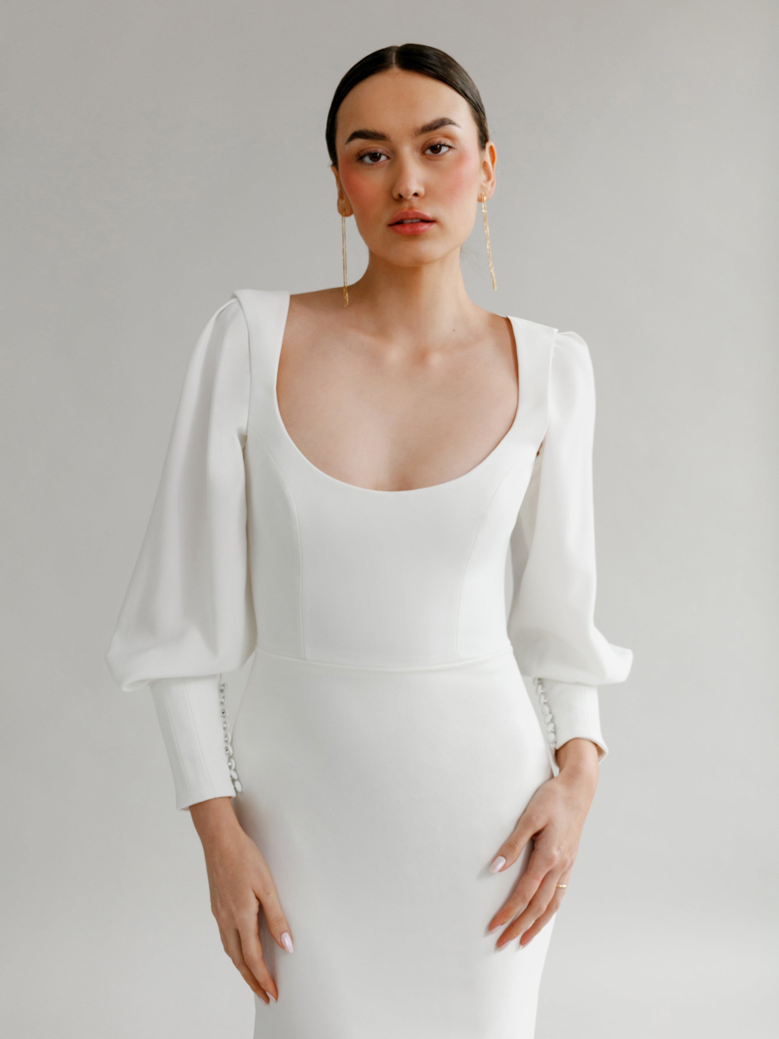 Box Pleat Cuff Sleeve : A detachable puff sleeve with a pleated shoulder and button cuff closure