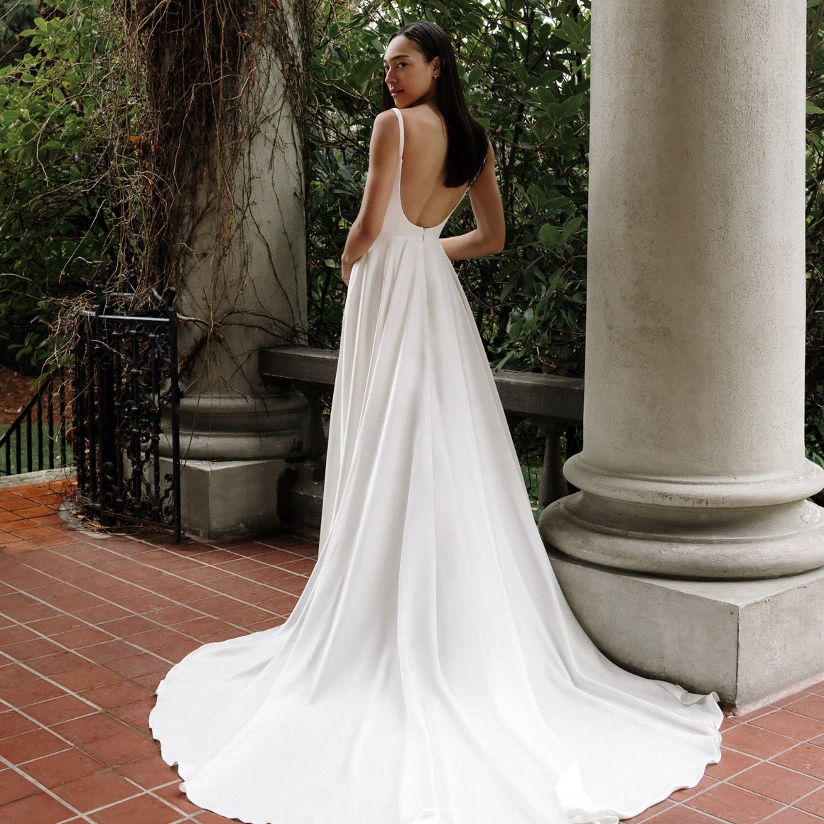 Dione : A luminous satin wedding gown with a square neckline, low back Aesling Dione : A luminous satin wedding gown with a square neckline, low back Aesling