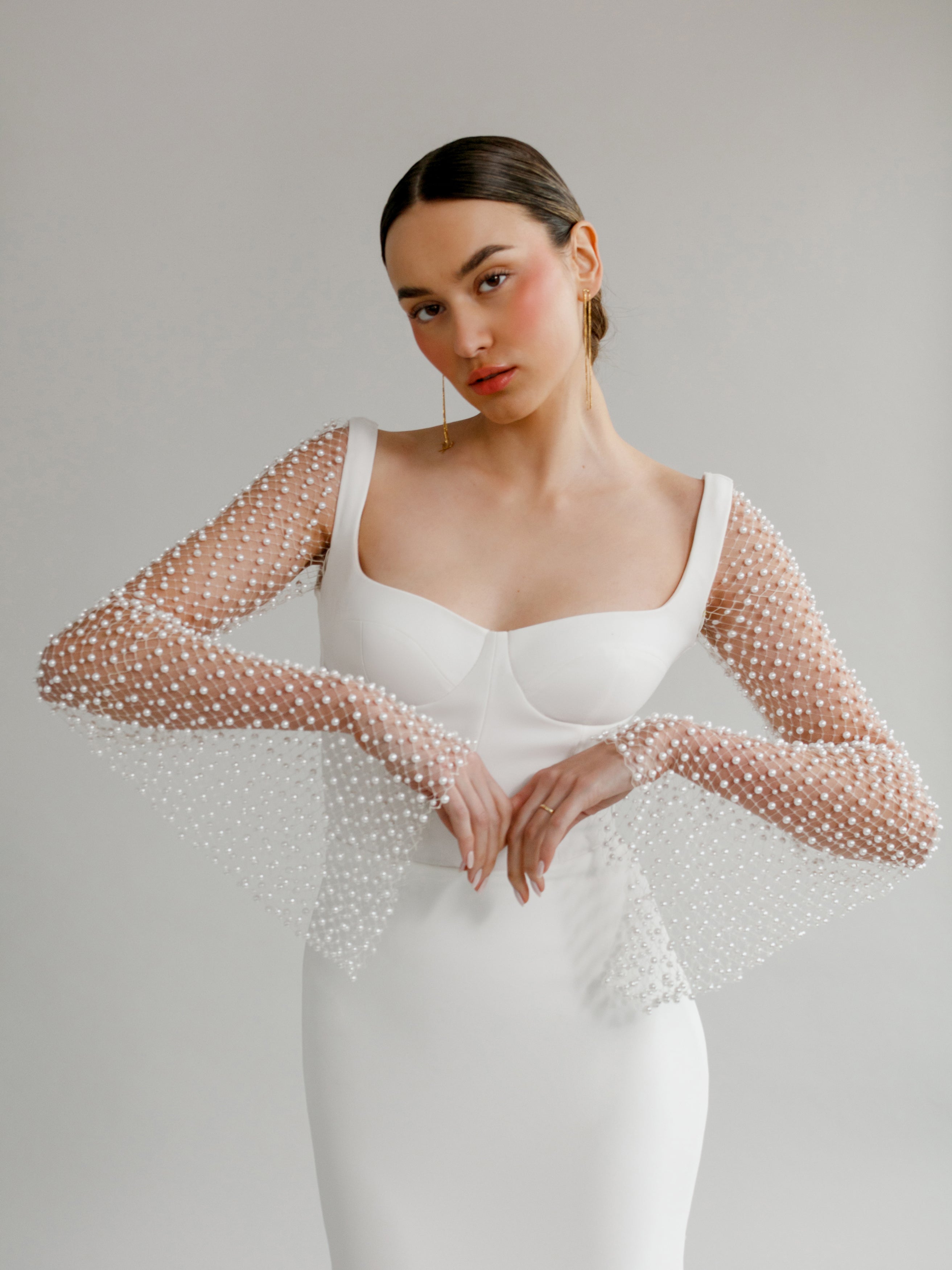 Pearl Bell Sleeve : A detachable bell sleeve made of pearl netting