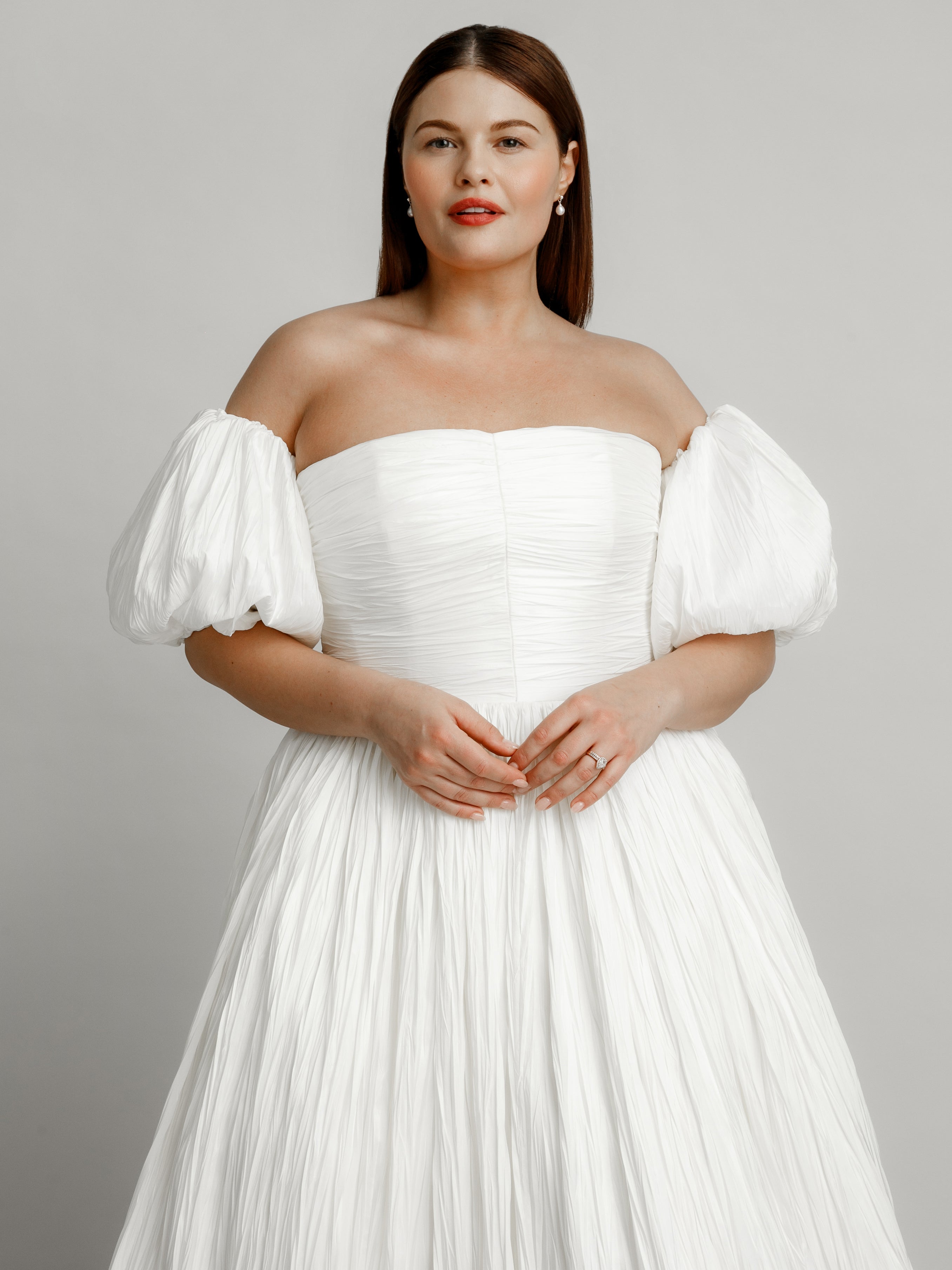 Mona : A pleated taffeta wedding dress with removable puff sleeves